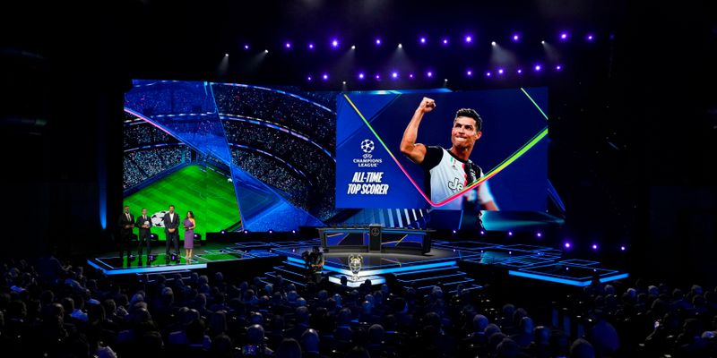 Ronaldo được vinh danh trong lễ bốc thăm Champions League do ghi bàn nhiều nhất